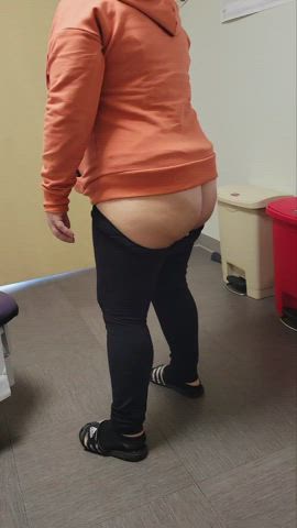 Was waiting for the doctor so I decided to twerk 😋