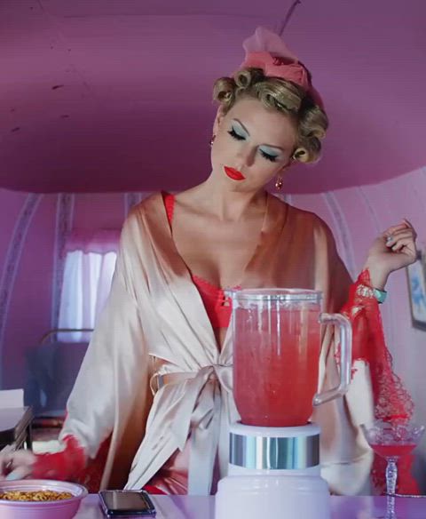 My crush Taylor Swift's reaction to the pic I sent her of my tiny whiteboi dicklet.