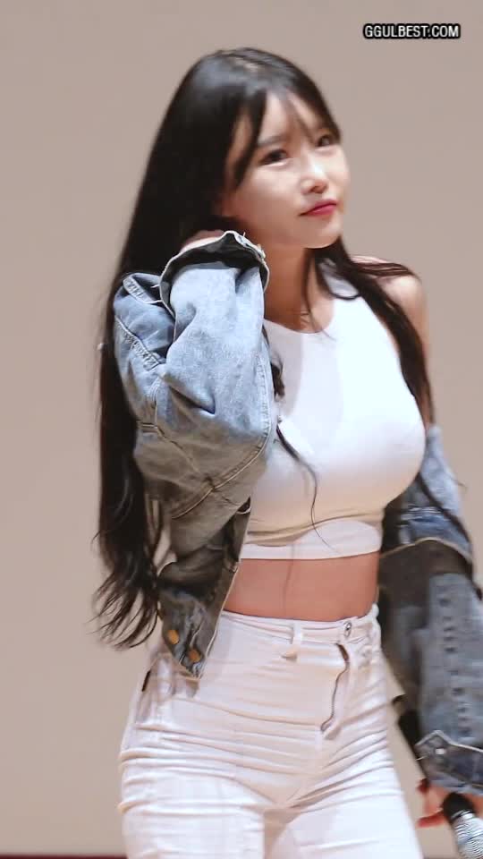 Pocket Girls Yeonji Tight white pants.gif