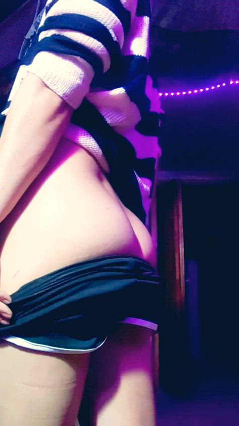Say hi if you like my cute little 🍑