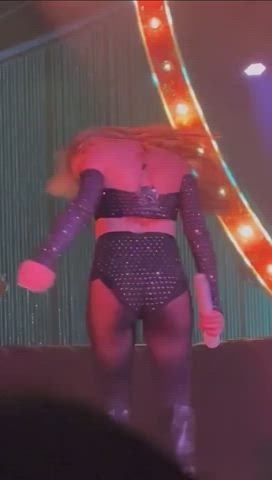 You went to your Girlfriend Sabrina Carpenter's show. She doesn't know