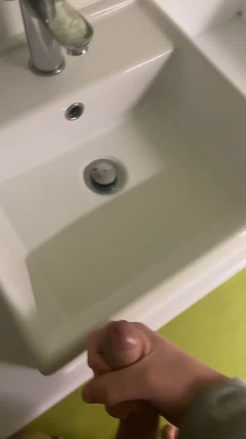 [18] Cumming in public bathroom sink