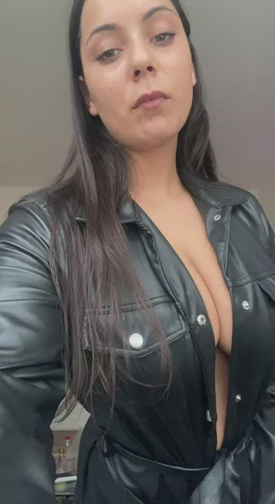 i love to dance and to teas my latina boobs