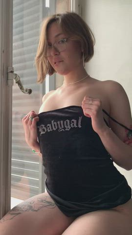 girl with glasses who really wants to show her tits...