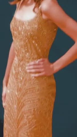 Something about Natalia Dyer makes me want to manhandle her and throw her around