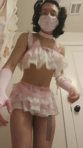 Cat maid likes to wiggle around