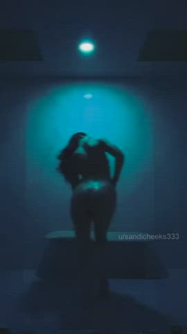 bubble butt curvy long hair gif