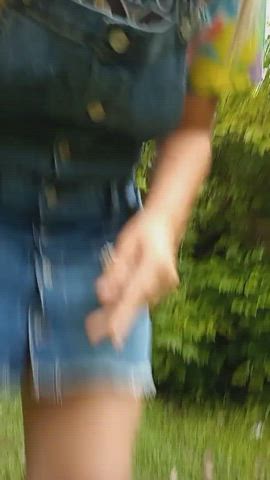 Kendra Lynn pee in the park.