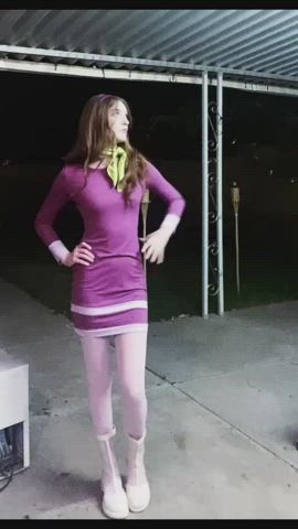 Test running my Daphne cosplay 👩🏻‍🦰🔎💜👻