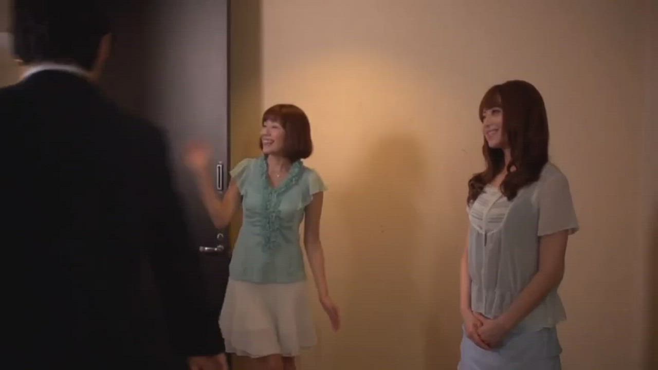 Housewives stick together (Akiho Yoshizawa, Yuma Asami/SOE-695)