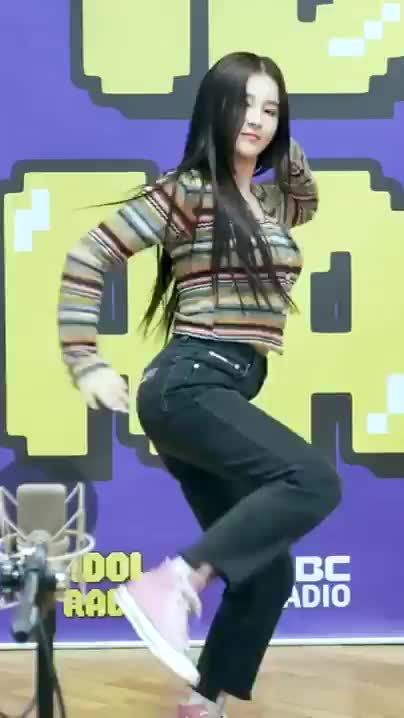 NANCY MOMOLAND IDOL RADIO