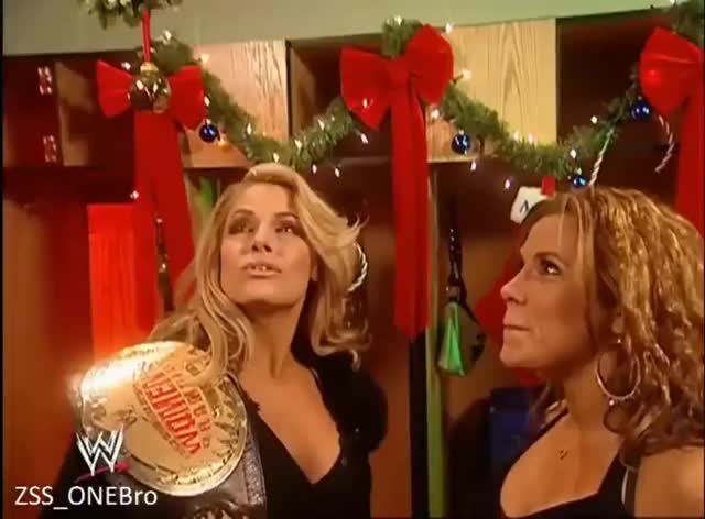 Mickie James & Trish Stratus Kiss
