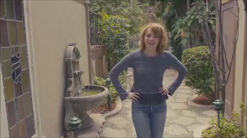 Emma Stone looks great in jeans