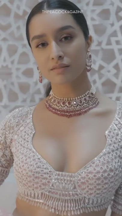 Perfectly shaped rack of shraddha kapoor 😍🔥