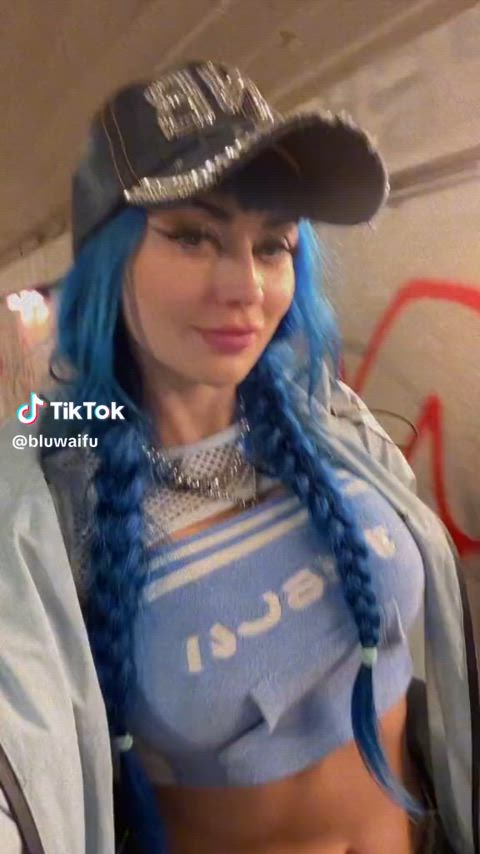 amateur babe blue eyes blue hair gif