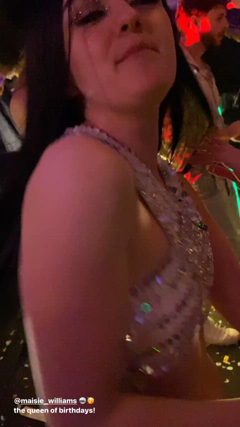 dancing maisie williams sexy gif