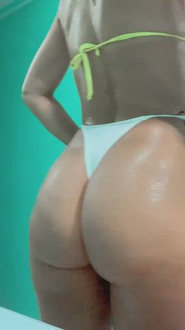 Show me how do you deal with a hungry pussyhole 👅