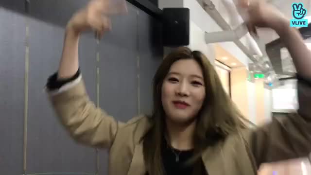 V LIVE - [이달의 소녀] 제2회 이달의 소녀 엉망징창 '볼링'대회