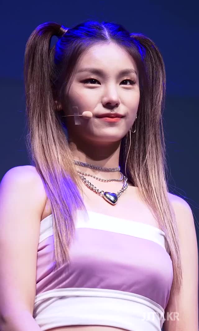 있지 예지 ITZY YEJI 봉긋한 오프솔더 짤티비 - JJTV.KR
