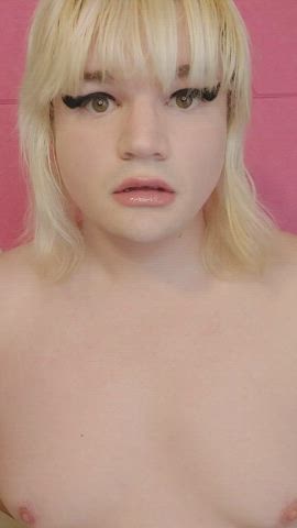 Just a pretty bimbo w/ shiny lips showing off her tits