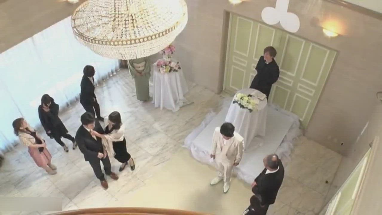 Here cums the bride