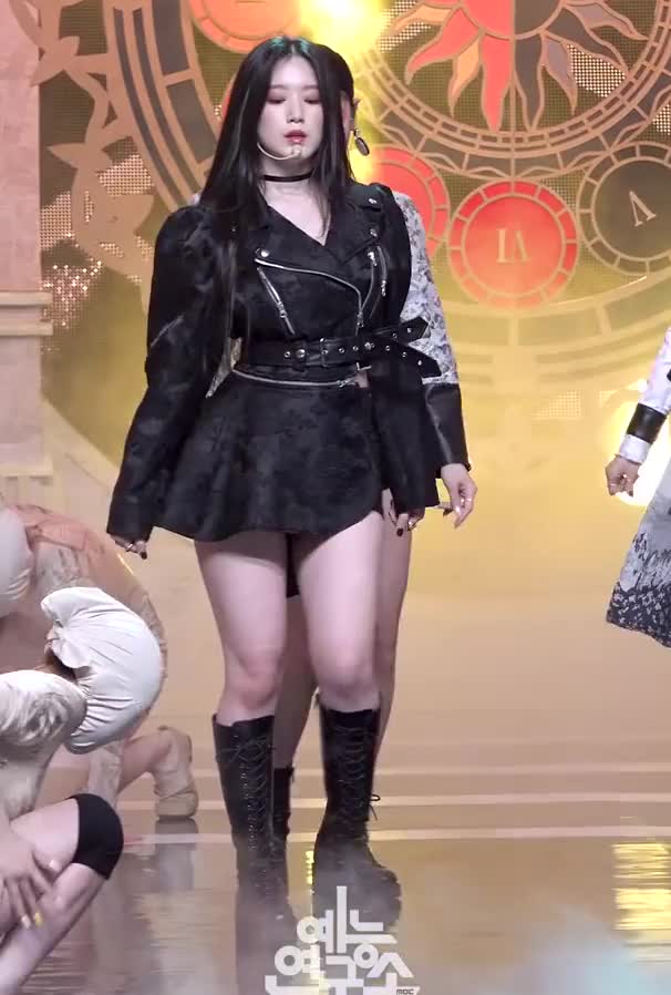 G I-DLE - Oh my god SHUHUA Oh my god @Show MusicCore 20200411-frjByimxEWc-[01.36.630-01.45.137]