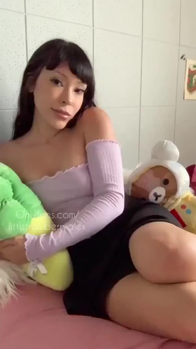 alex♡** - The plushies stay ?