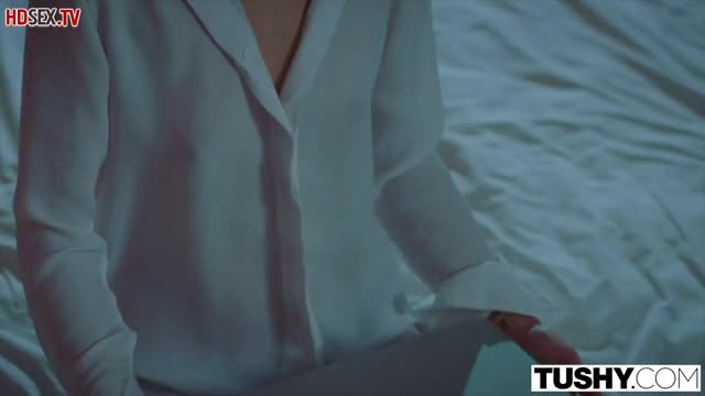 The blonde showed her ass and framed her for anal sex