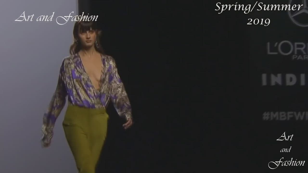 braless model nipslip tits gif