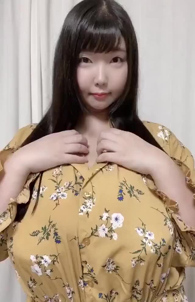 Momose Momo take off his shirt