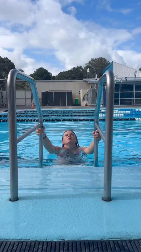 athlete athletic big ass bikini blonde fit fit chicks swimming pool thighs wet gif