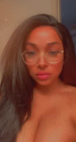 Who wants to cum on my pretty little face? 🥺