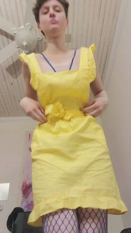 this apron has pockets <3