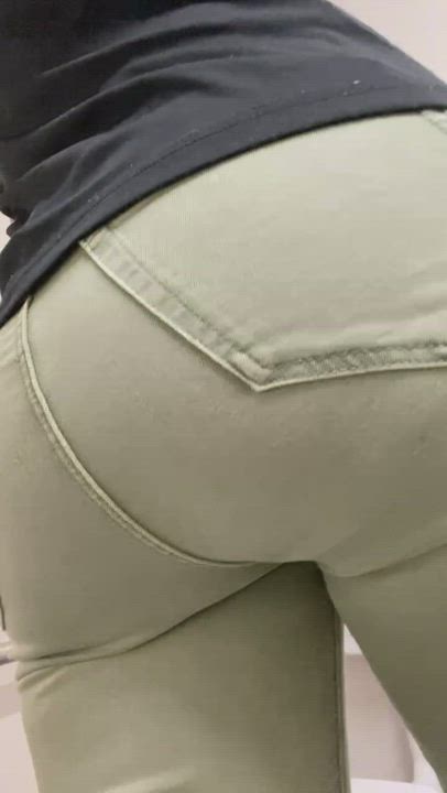 Loud stinky work farts- i wonder if anyone heard me 😈🍑💨