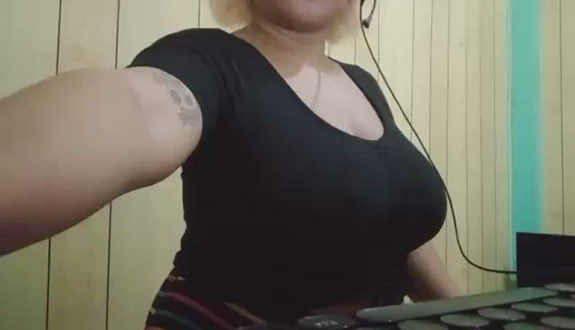 here's a bouncing titty for you while i'm at work <3