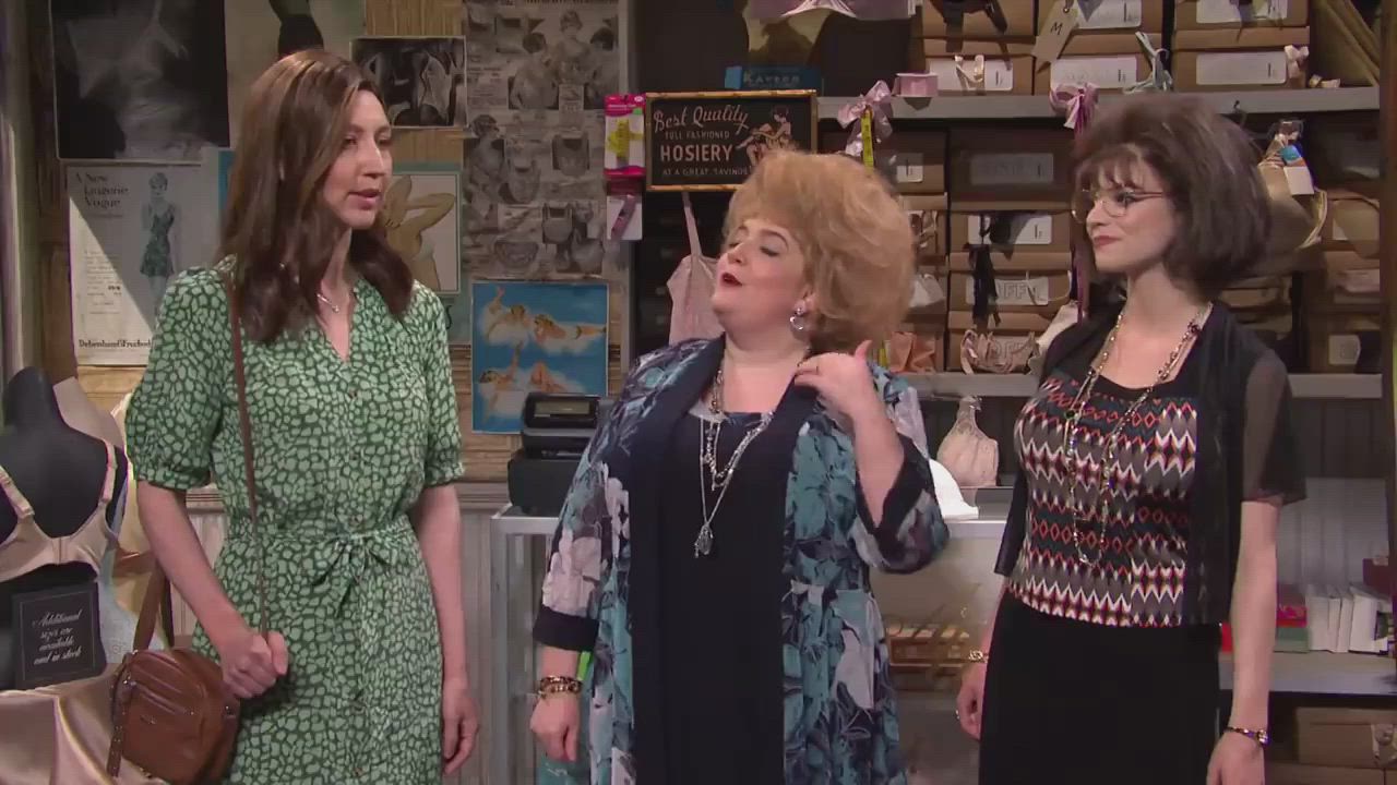 Heidi Gardner getting groped on SNL (2021)