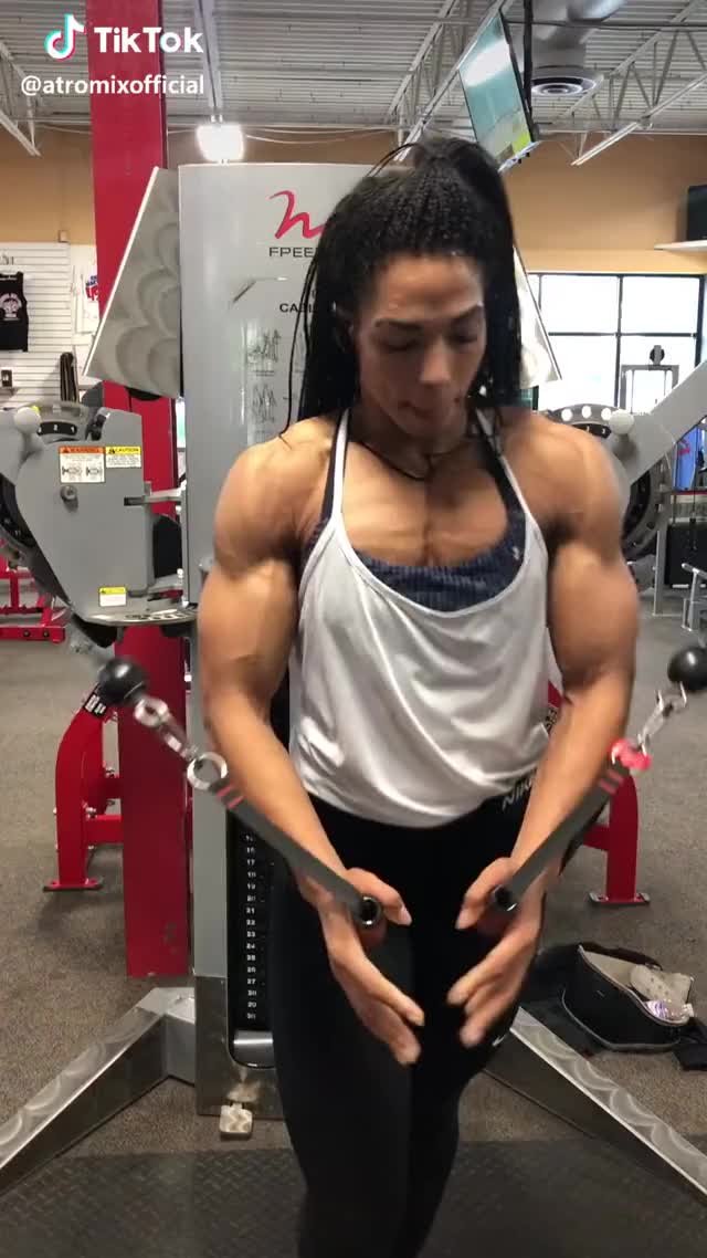 When you think you’re ripped but then see the true She-Hulk #workout #fitness #muscle