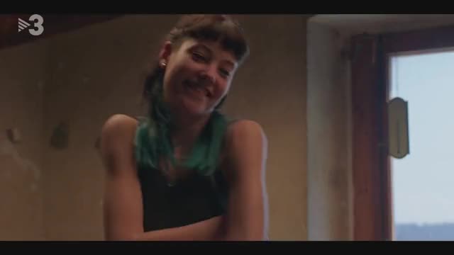 mireia-oriol-y-claudia-riera-sexo-en-tetas-lesbico-les-de-l-hoquei-gif