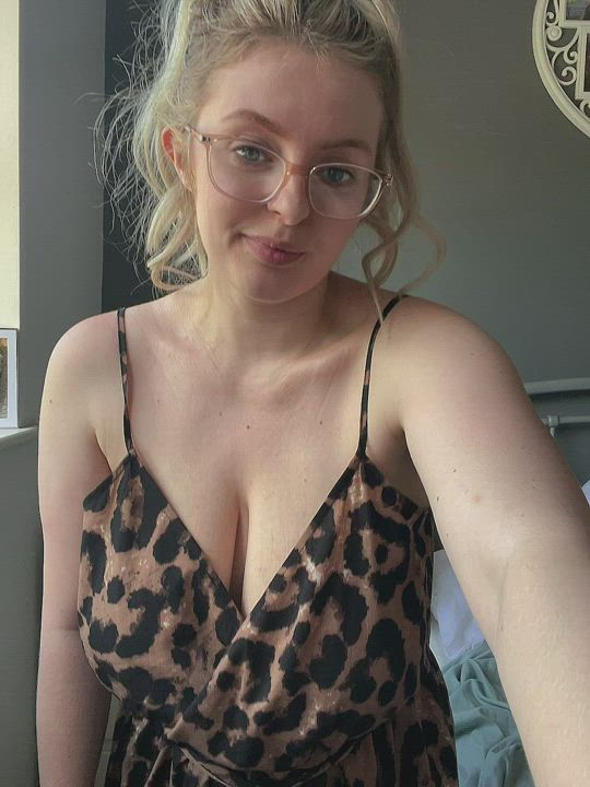 Ever seen boobs this big on someone so small 😏