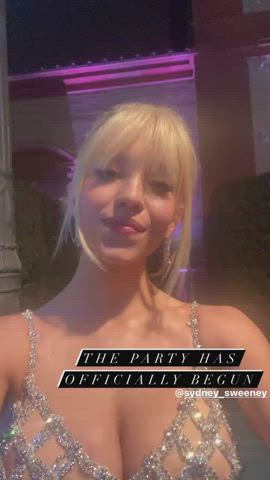 Big Tits Cleavage Sydney Sweeney gif