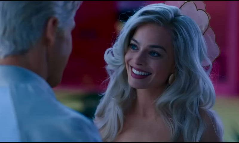 australian babe blonde blue eyes celebrity facial margot robbie smile gif