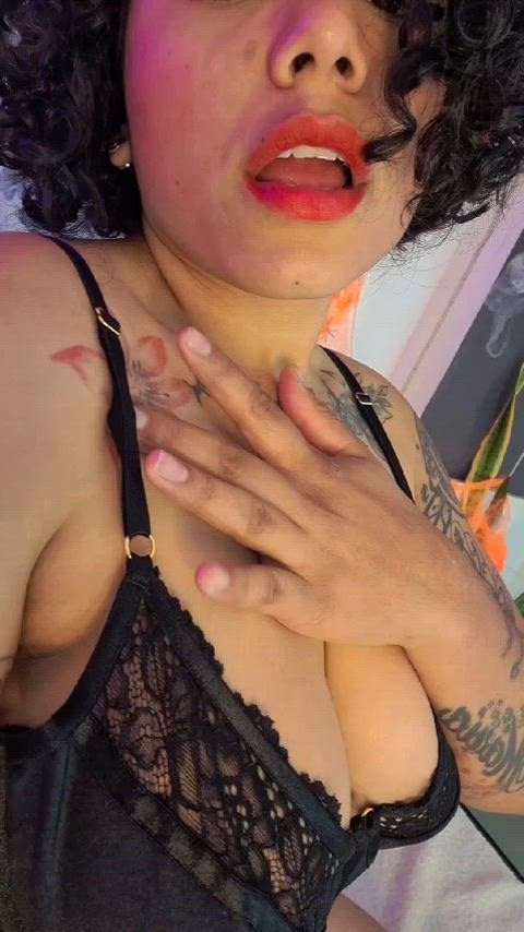 amateur big tits boobs cute erotic latina smile solo tease tits amateur-girls curvy-chicks