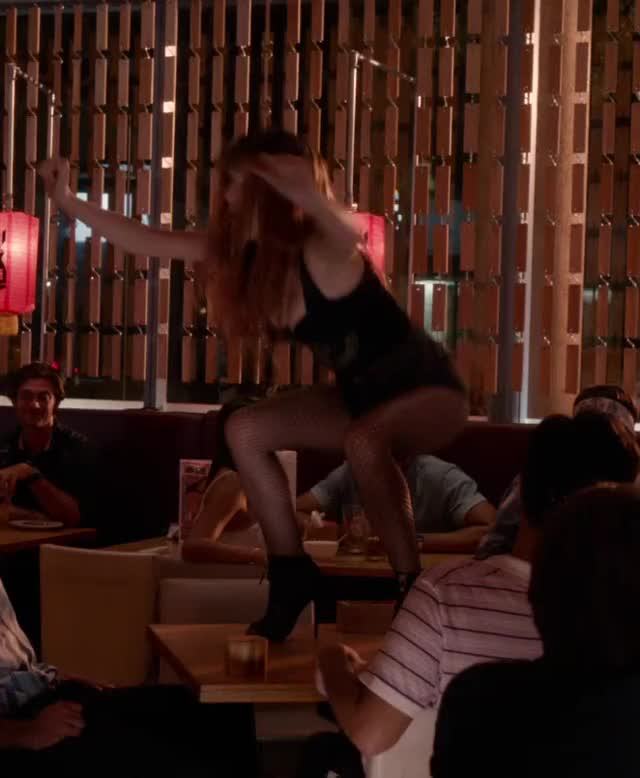 Anna Kendrick: Look at those legs!!