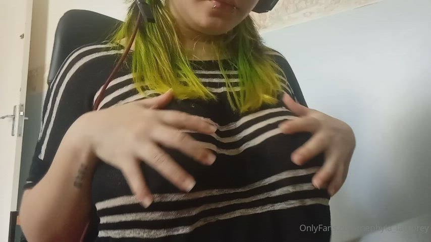 I paused my game to show you my boobs lol