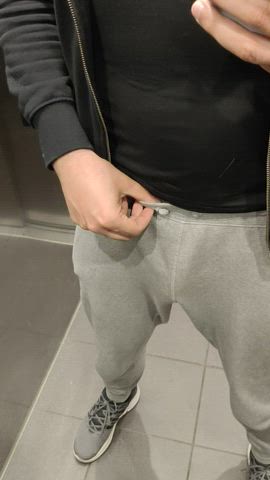 freeballing in my grey sweatpants 🥰