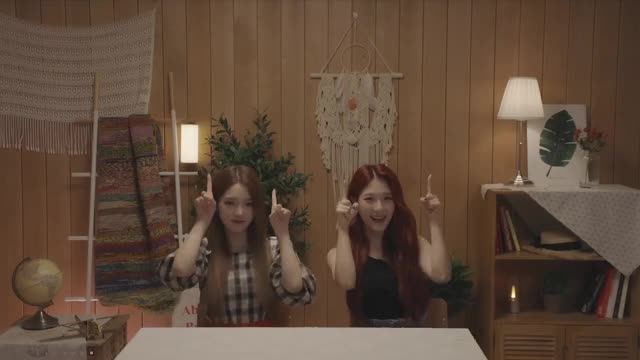 Jisun & Seoyeon pointing