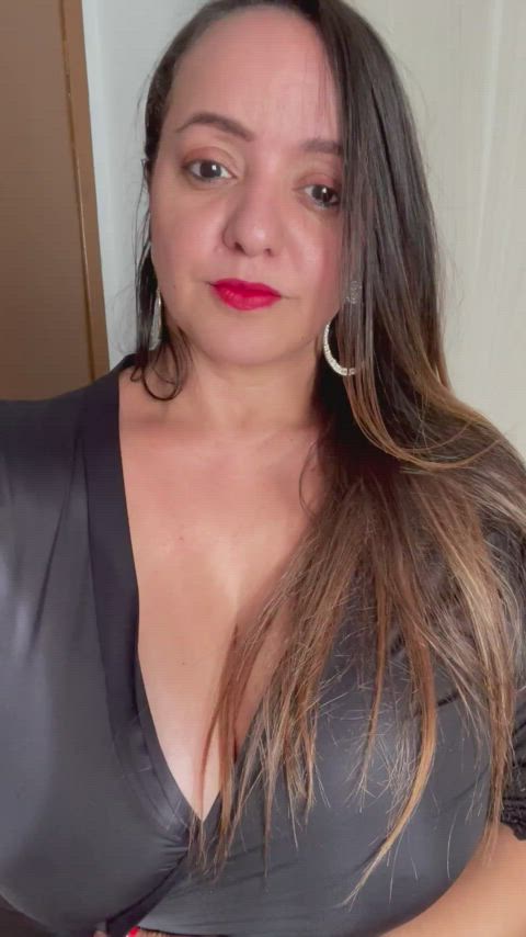 take a peak at mommies huge milkers
