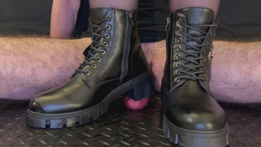 30 minutes of crushing with these leather boots😈