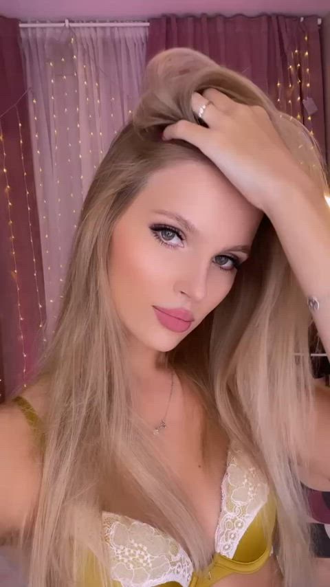 Getting ready for tonight's stream) The blonde is ready 😋