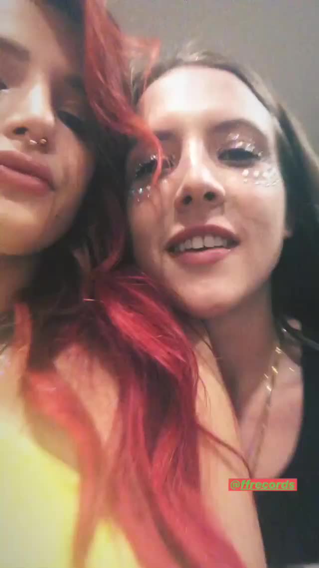 Bella Thorne kissing bella pendergast